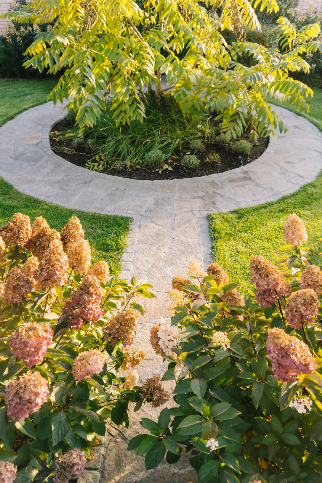 Сад с подпорными стенами