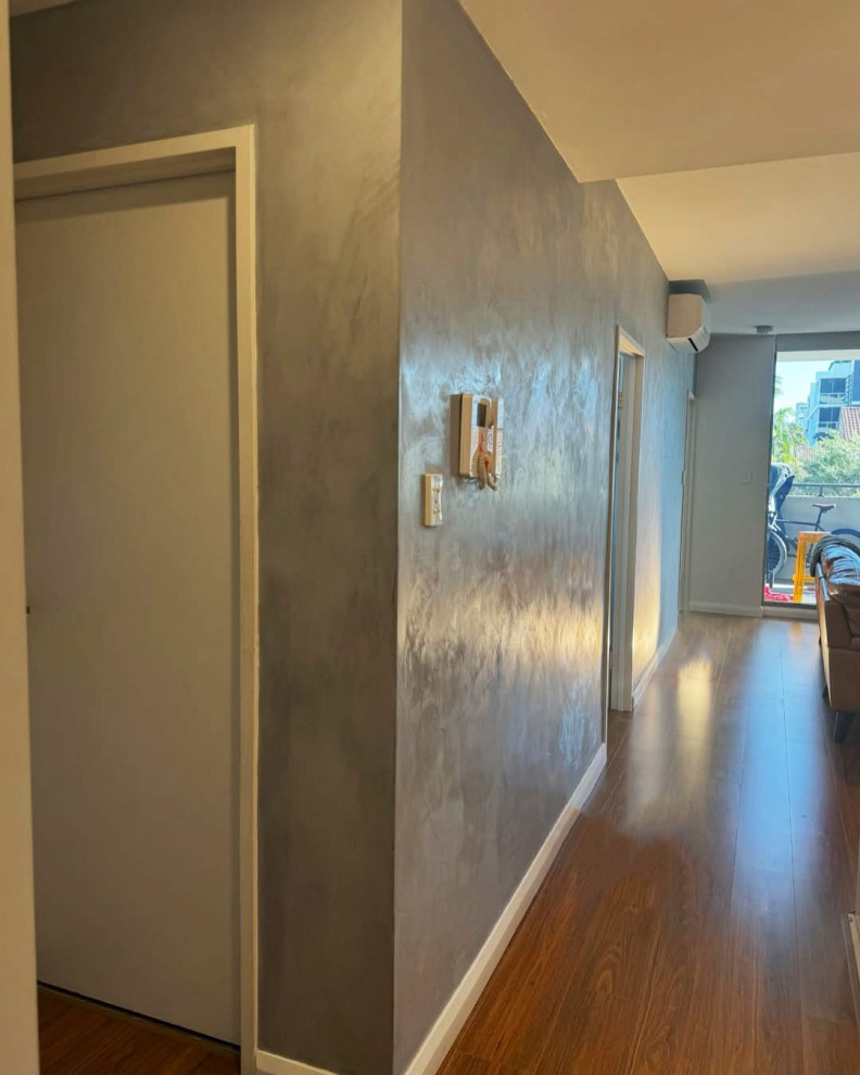 Элегантная глубина и блеск: декоративная отделка с полуглянцевой минеральной шту