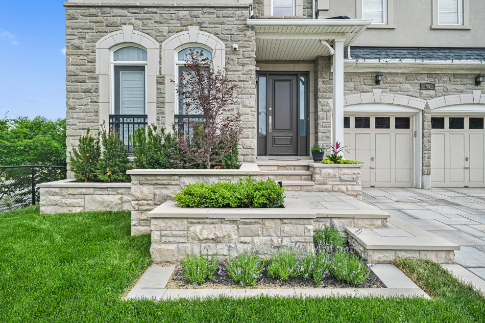 Ispirazione per un giardino davanti casa con pavimentazioni in pietra naturale