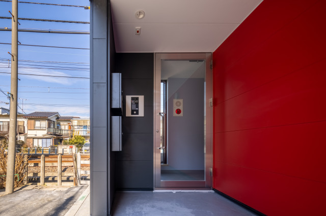 線路沿いの小さな共同住宅 moderno-porche