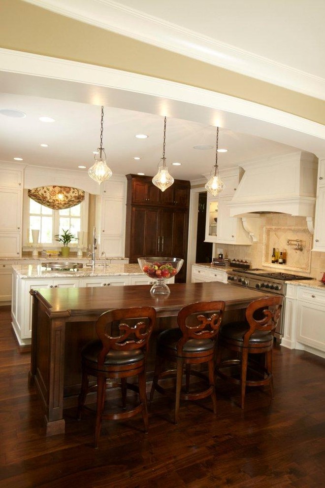 Inspiration for a traditional kitchen in Minneapolis with beige splashback and stainless steel appliances.