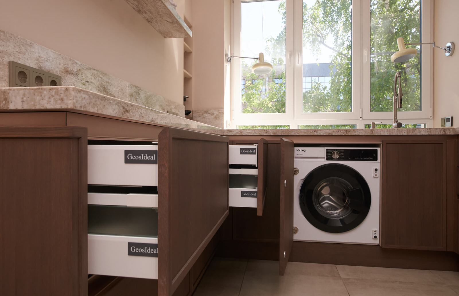 Кухня Петра с древесной текстурой от дизайнера