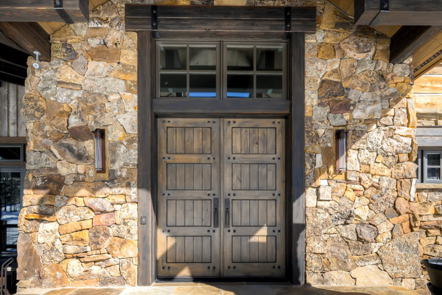 Example of a transitional entryway design in Denver