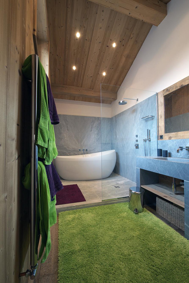 This is an example of a contemporary master bathroom in Lyon.