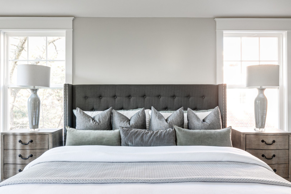 На фото: хозяйская спальня среднего размера в классическом стиле с серыми стенами, паркетным полом среднего тона и коричневым полом
