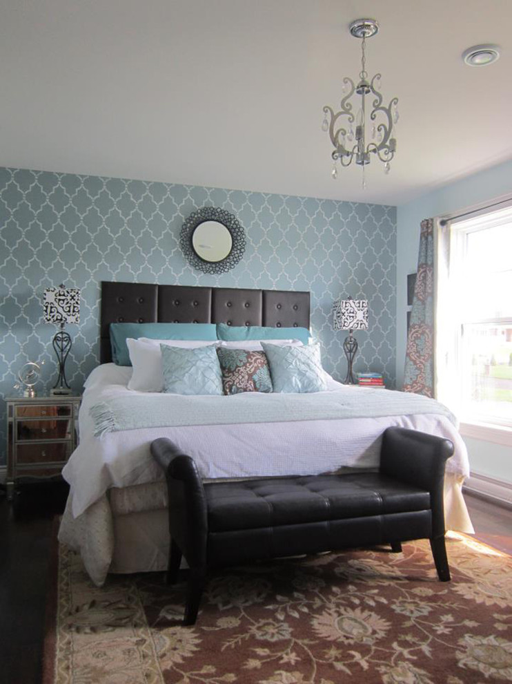Immagine di una camera da letto tradizionale con pareti blu e parquet scuro