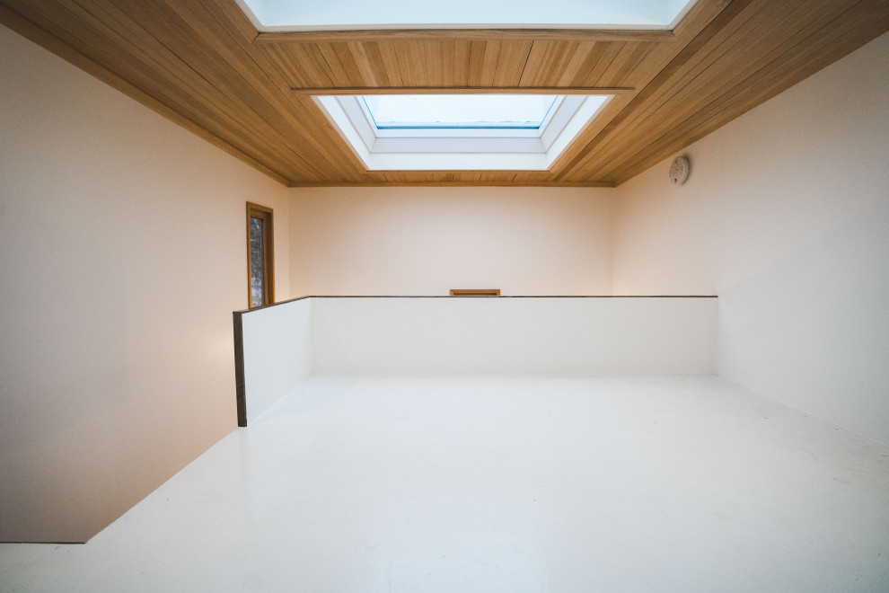 Источник вдохновения для домашнего уюта: маленькая спальня на антресоли в современном стиле с белыми стенами, белым полом, деревянным потолком и деревянными стенами для на участке и в саду