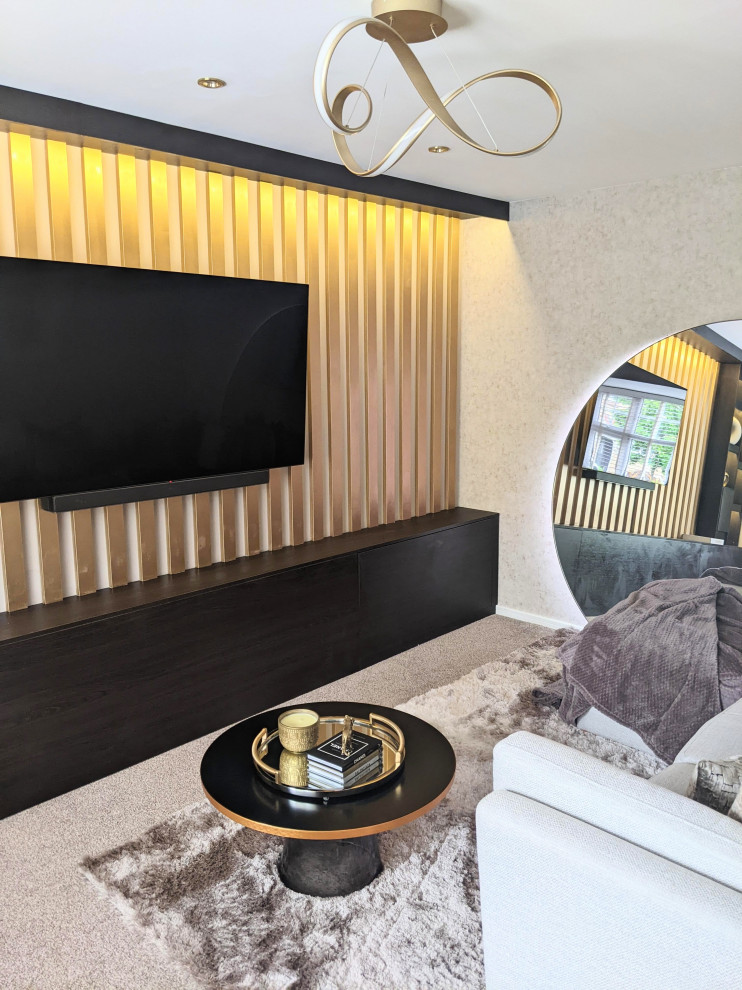 Idée de décoration pour un salon minimaliste de taille moyenne avec un mur beige, moquette, un téléviseur fixé au mur, du lambris et éclairage.