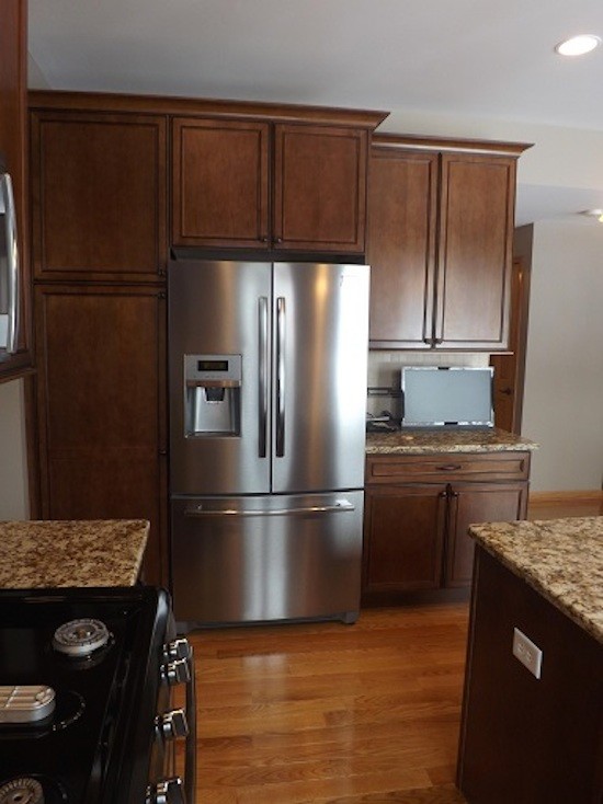 Example of a transitional kitchen design in Chicago