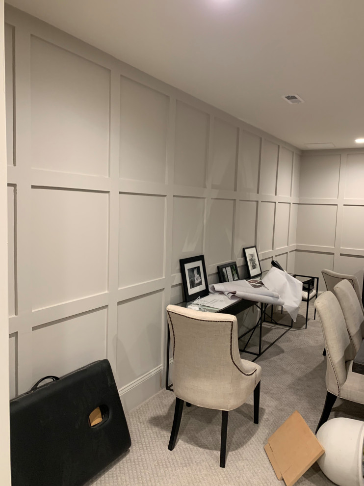 Großes Modernes Arbeitszimmer ohne Kamin mit grauer Wandfarbe, Teppichboden, freistehendem Schreibtisch, grauem Boden und vertäfelten Wänden in Washington, D.C.