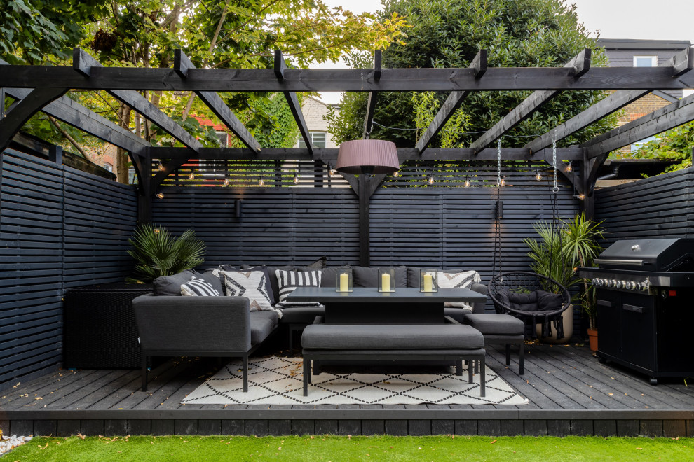Contemporary terrace in London with fencing.
