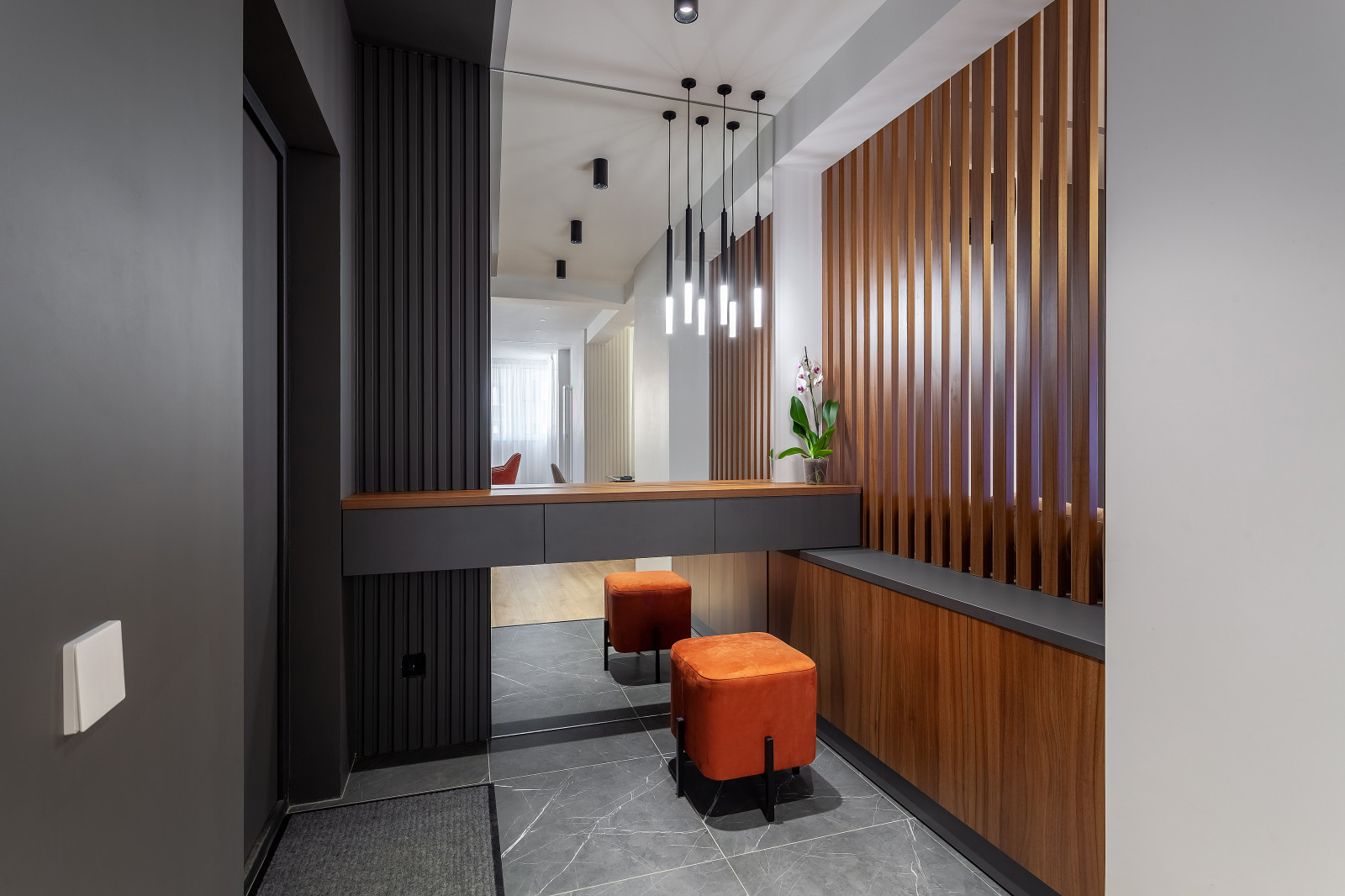 Зеркало из двух частей и консольная тумба на усиленных навесах