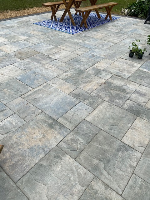 Cambridge Oceanside Pavers with coal river rock border