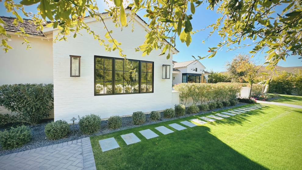 Example of a transitional home design design in Phoenix