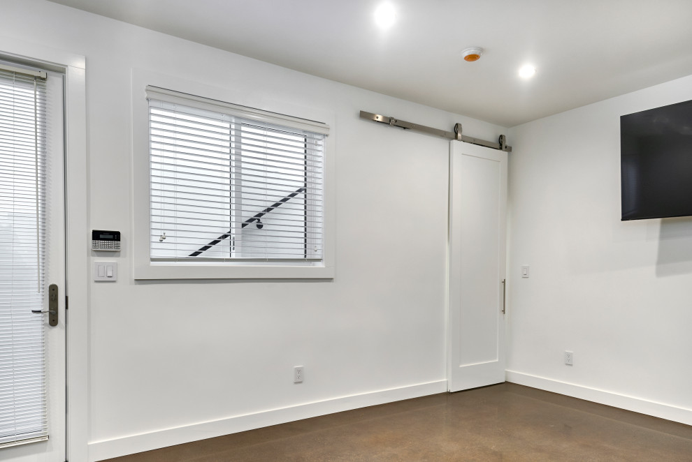 Multifunktionaler, Kleiner Uriger Fitnessraum mit weißer Wandfarbe, Betonboden und braunem Boden in San Francisco