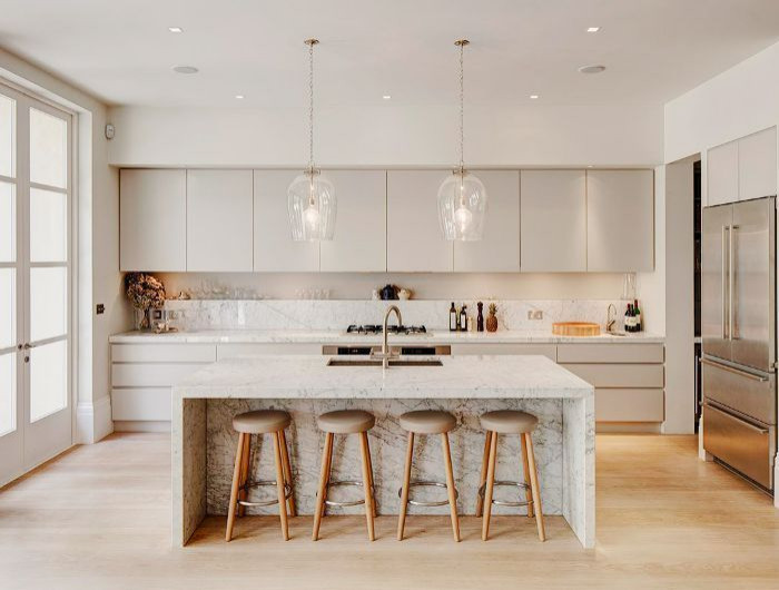 Mid-sized modern u-shaped kitchen pantry in Other with an undermount sink, recessed-panel cabinets, grey cabinets, quartz benchtops, grey splashback, engineered quartz splashback, stainless steel appliances, light hardwood floors, with island, brown floor and grey benchtop.