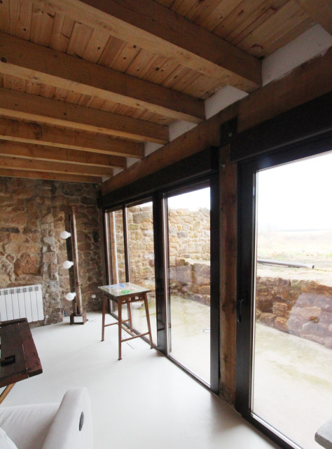 Sal&oacute;n con ventanal eklektisch-wohnbereich
