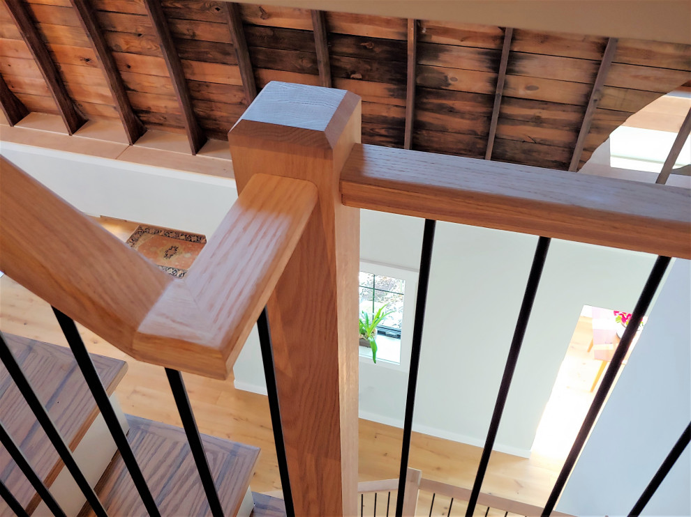 Idee per un'ampia scala a rampa dritta classica con pedata in legno, alzata in legno e parapetto in materiali misti