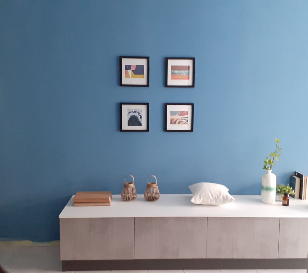 Modelo de salón actual con paredes azules, suelo de baldosas de porcelana y suelo gris