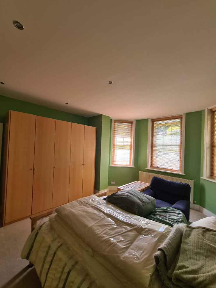 На фото: огромная хозяйская спальня: освещение в классическом стиле с синими стенами, ковровым покрытием, бежевым полом и многоуровневым потолком с