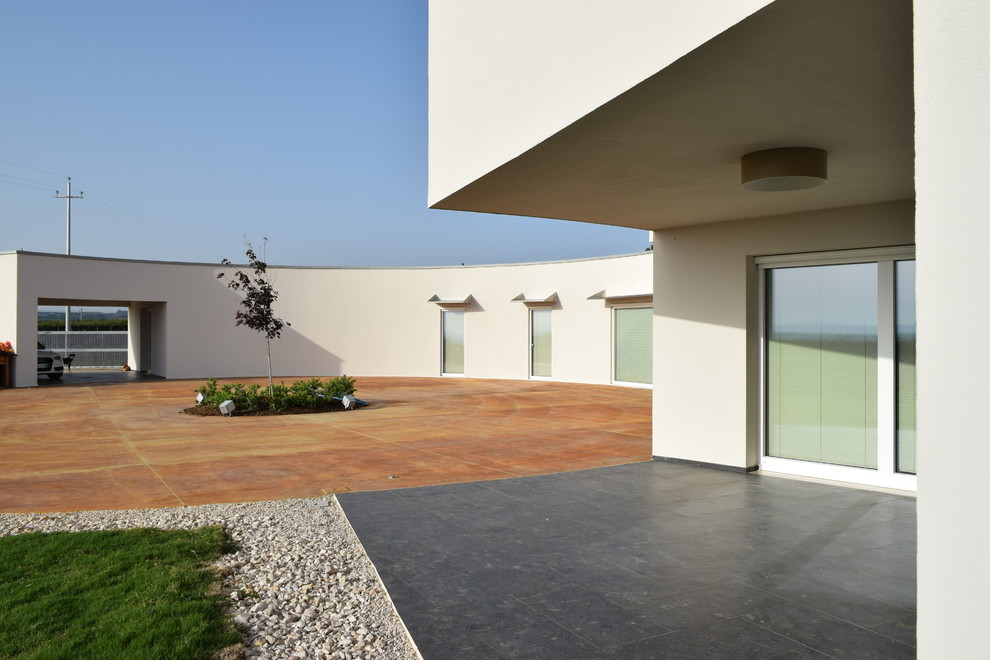 This is an example of a contemporary patio in Bari.