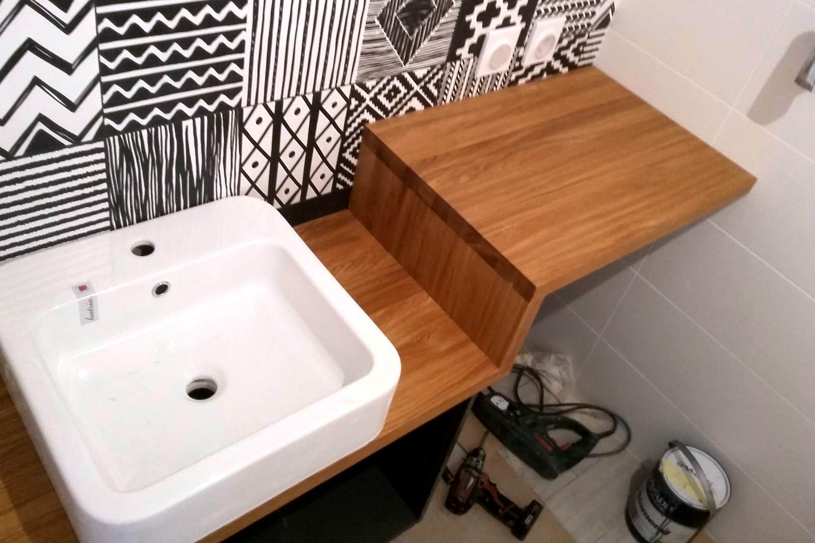 Столешница с ножками для ванной комнаты переходящая в другой уровень.