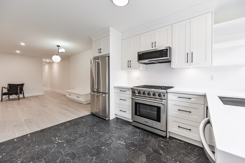 Transitional kitchen photo in Toronto