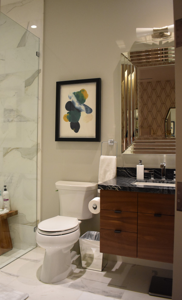 Bild på ett mellanstort funkis svart svart en-suite badrum, med släta luckor, skåp i mellenmörkt trä, en öppen dusch, en toalettstol med separat cisternkåpa, vit kakel, marmorkakel, grå väggar, marmorgolv, ett undermonterad handfat, granitbänkskiva, vitt golv och dusch med gångjärnsdörr