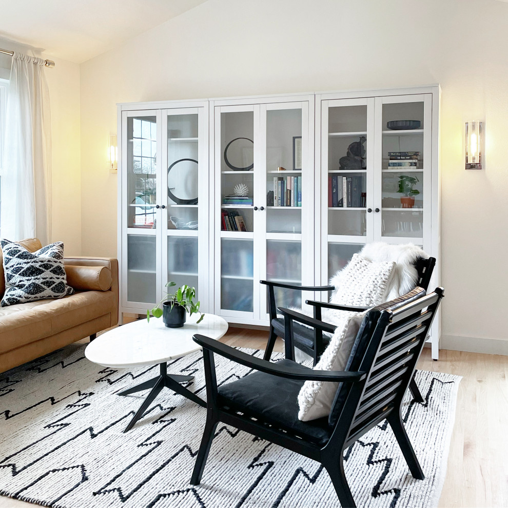 Idee per un soggiorno minimalista aperto con pareti bianche e parquet chiaro
