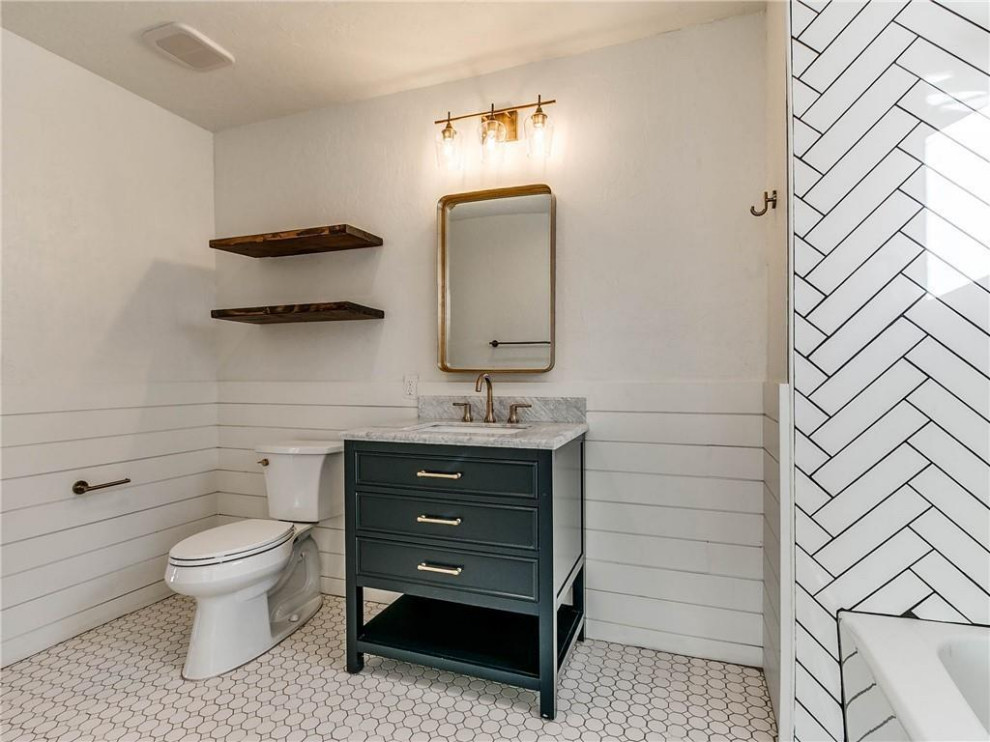 Идея дизайна: совмещенный санузел с отдельно стоящей ванной, душем над ванной, унитазом-моноблоком, белой плиткой, белыми стенами, полом из мозаичной плитки, белым полом, открытым душем, тумбой под одну раковину, напольной тумбой и деревянным потолком