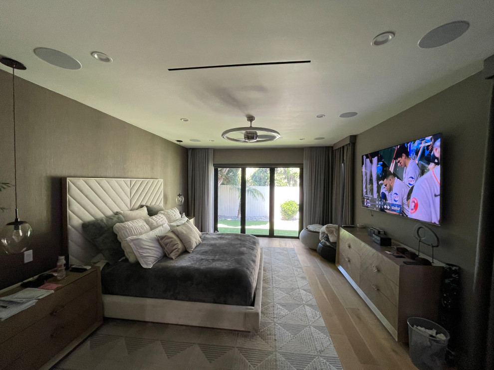 ロサンゼルスにある広いミッドセンチュリースタイルのおしゃれな寝室 (無垢フローリング) のインテリア