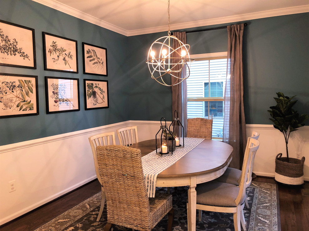 Свежая идея для дизайна: кухня-столовая среднего размера в стиле неоклассика (современная классика) с синими стенами и темным паркетным полом - отличное фото интерьера