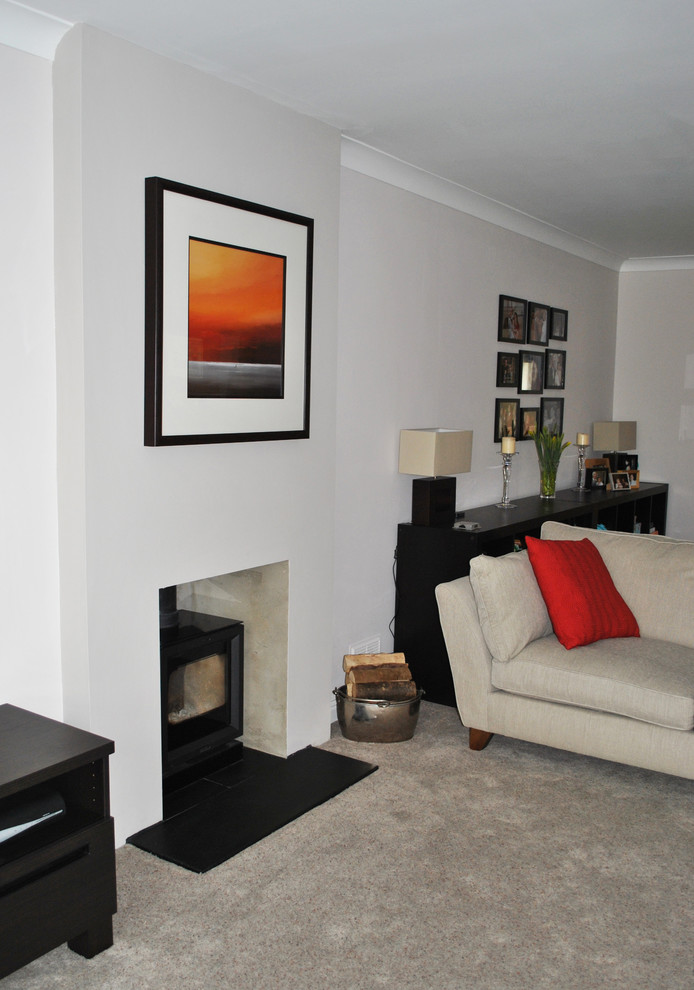 Photo of a contemporary living room in Hampshire.
