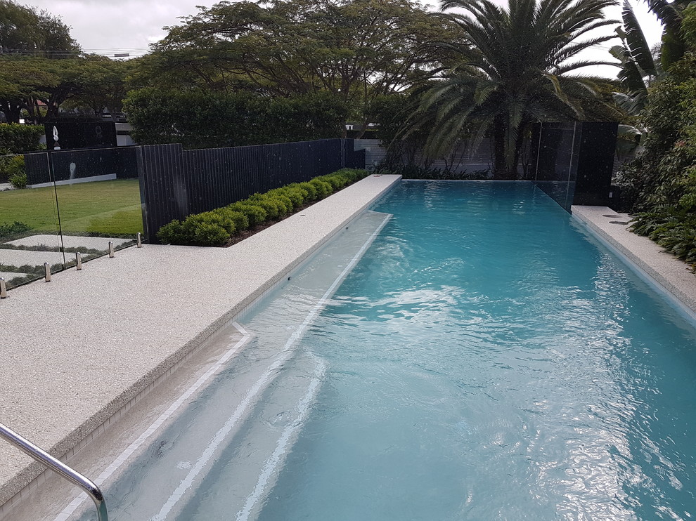 Inspiration for a modern pool in Brisbane.