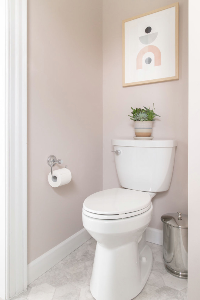 На фото: туалет среднего размера в стиле неоклассика (современная классика) с фасадами с утопленной филенкой, серыми фасадами, раздельным унитазом, белой плиткой, керамической плиткой, розовыми стенами, мраморным полом, врезной раковиной, столешницей из искусственного кварца, разноцветным полом, белой столешницей и встроенной тумбой