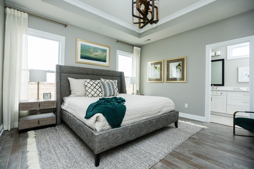 Источник вдохновения для домашнего уюта: хозяйская спальня среднего размера в морском стиле с серыми стенами, темным паркетным полом и серым полом
