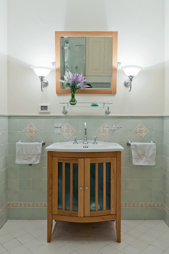 Design ideas for a traditional powder room in Moscow.