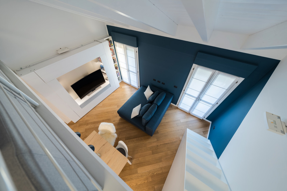 Идея дизайна: маленькая открытая, серо-белая гостиная комната в скандинавском стиле с музыкальной комнатой, разноцветными стенами, светлым паркетным полом, мультимедийным центром, бежевым полом, деревянным потолком и синим диваном для на участке и в саду