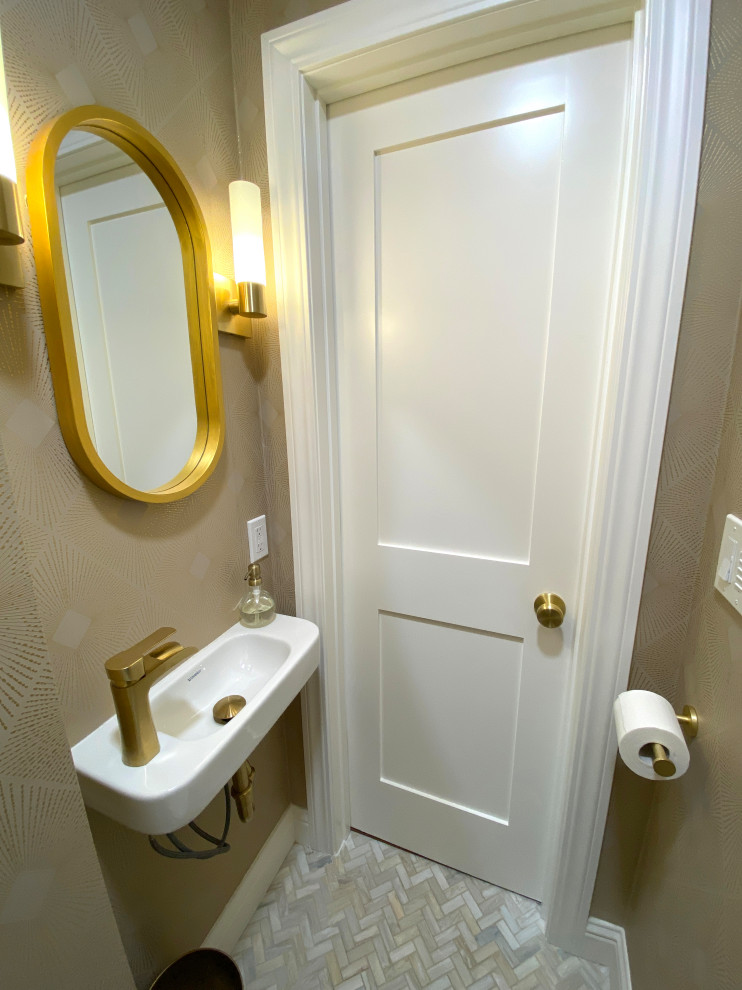 Inspiration för ett litet vintage toalett, med vita skåp, mosaikgolv, ett väggmonterat handfat och flerfärgat golv