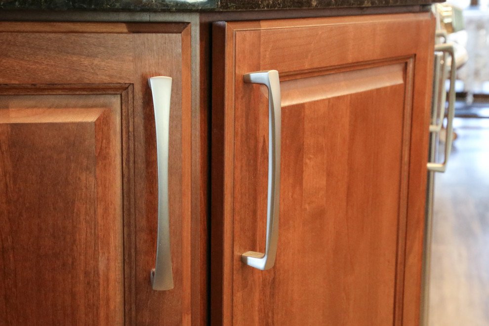 Transitional kitchen photo in Minneapolis