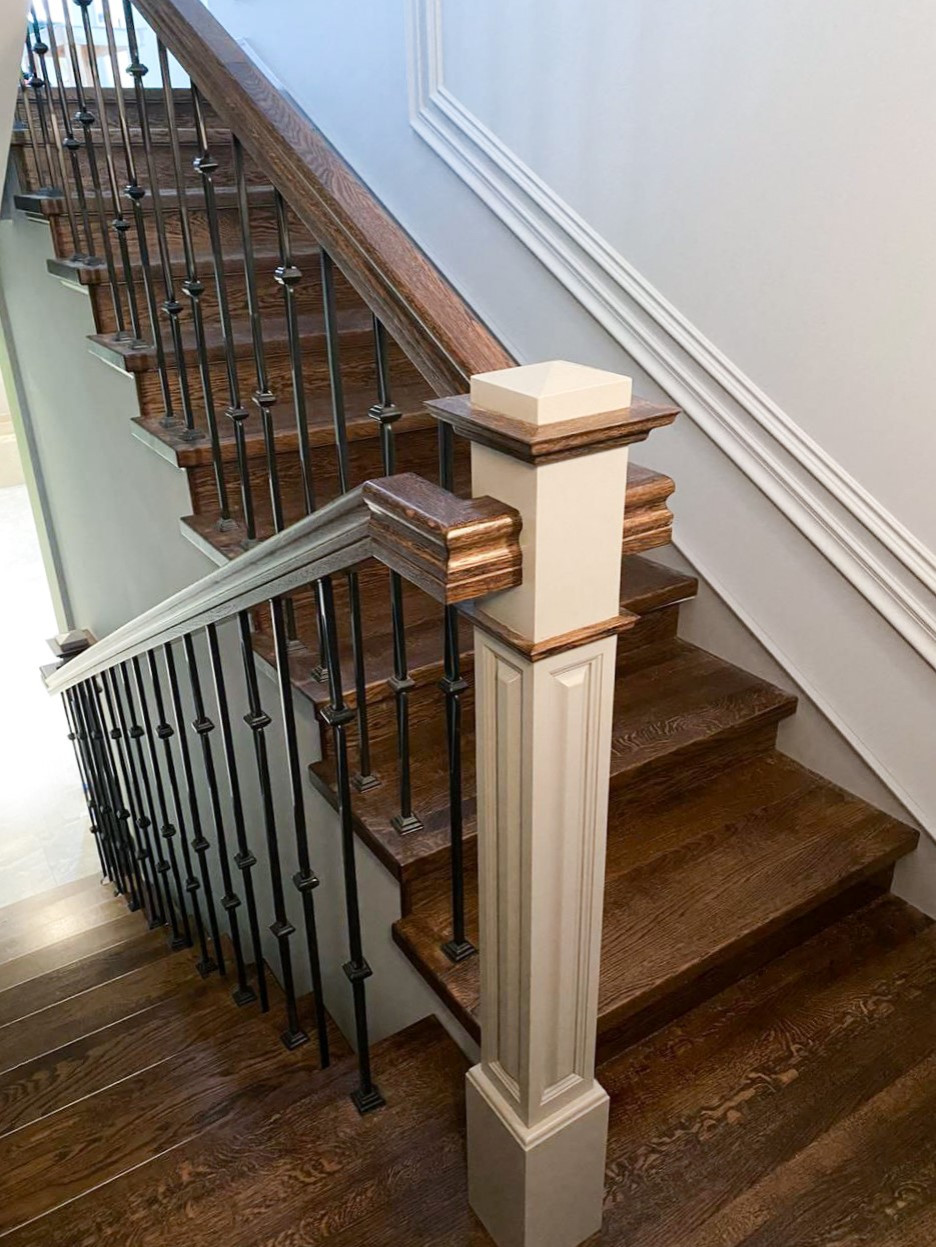 Современная лестница из дуба и металла с подсветкой