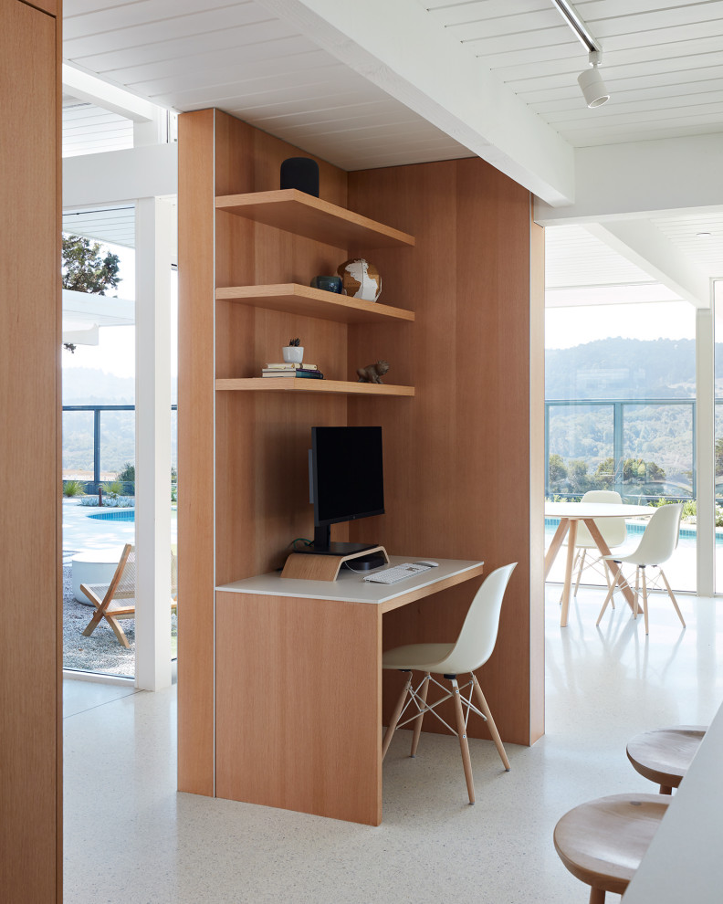 Idée de décoration pour un bureau vintage avec un mur multicolore, un bureau intégré, un sol blanc, un plafond en lambris de bois et du lambris.