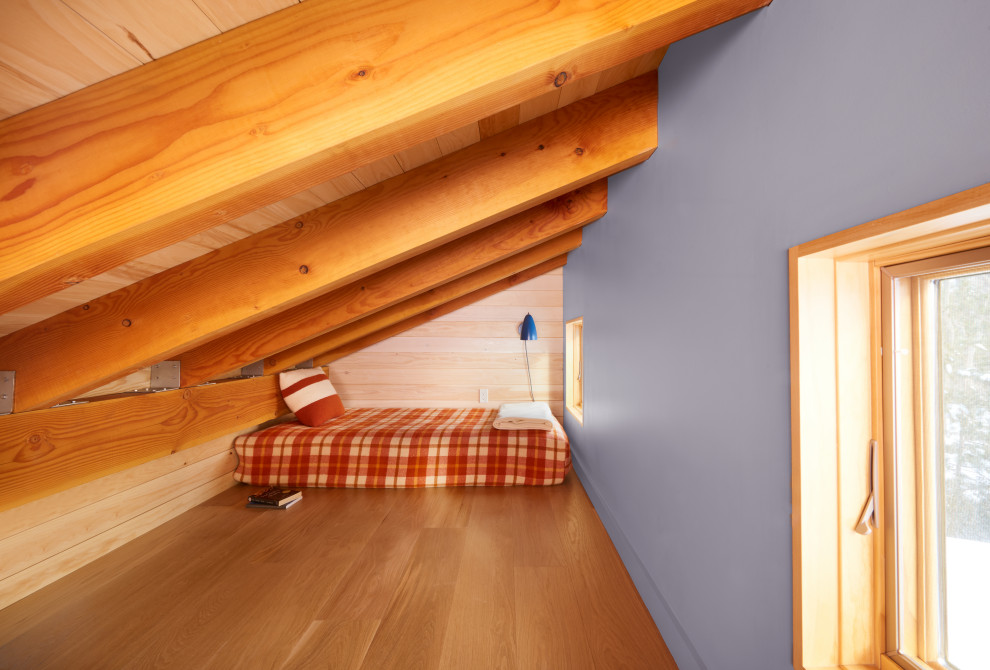 Kleines, Neutrales Uriges Kinderzimmer mit blauer Wandfarbe, braunem Holzboden, freigelegten Dachbalken, Holzwänden und Schlafplatz