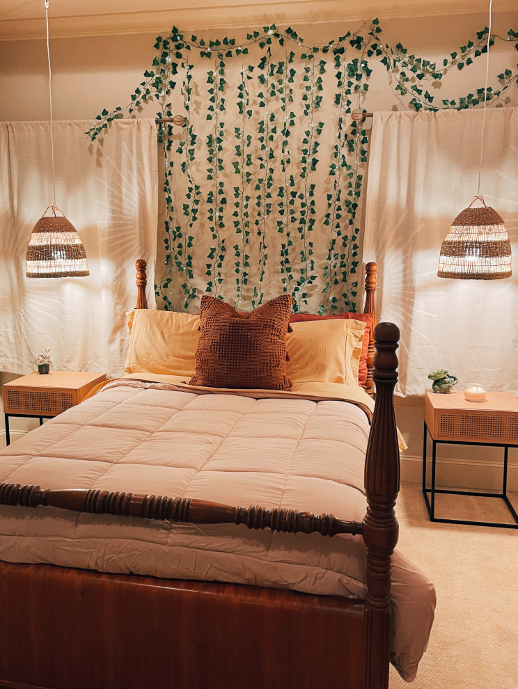Idee per una camera da letto shabby-chic style di medie dimensioni con pareti beige, moquette e pavimento beige