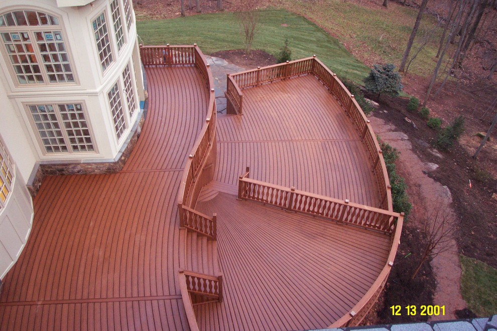 This is an example of a traditional deck in Baltimore.