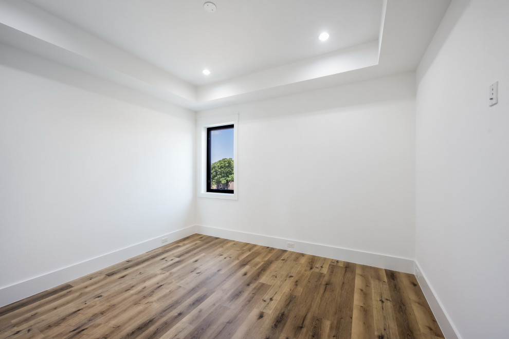 Multifunktionaler, Großer Landhaus Fitnessraum mit weißer Wandfarbe, dunklem Holzboden, beigem Boden und eingelassener Decke in Dallas