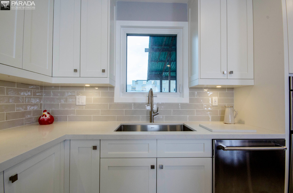 Example of a transitional home design design in Toronto
