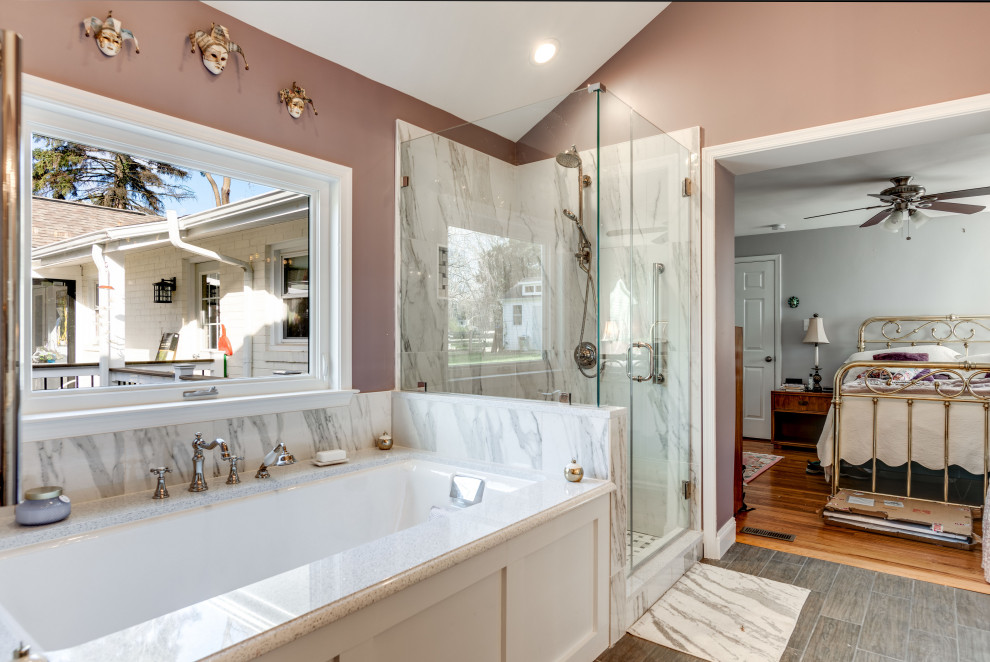 Inredning av ett eklektiskt stort en-suite badrum, med skåp i shakerstil, vita skåp, ett undermonterat badkar, en hörndusch, ett undermonterad handfat, bänkskiva i kvarts och dusch med gångjärnsdörr