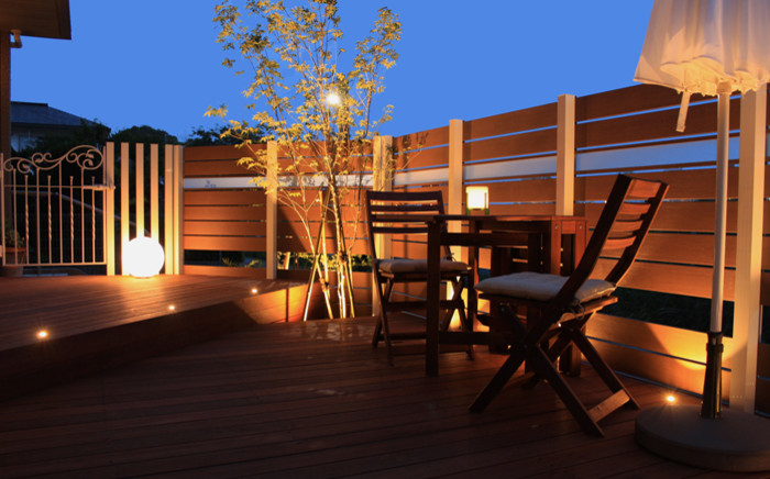 Mid-sized modern backyard deck in Yokohama with an outdoor kitchen and no cover.