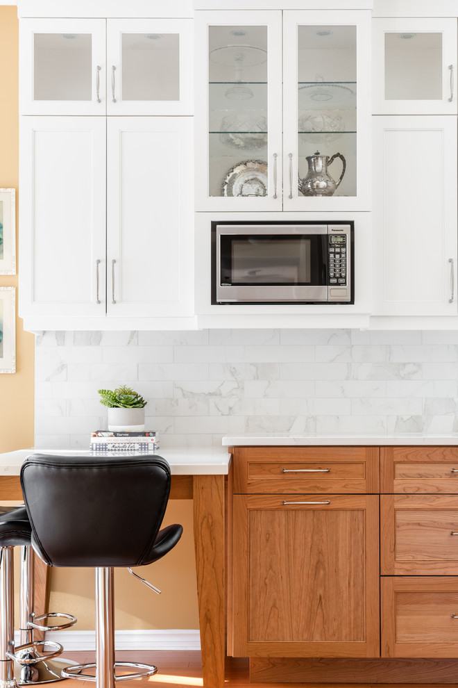 Mid-sized transitional home design photo